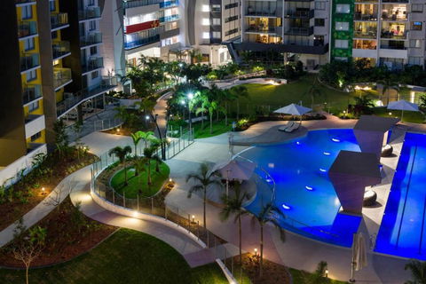 Art-Inspired, Designer APT In The Vibrant Area - Tourism Guide 1
