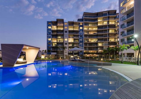 Art-Inspired, Designer APT In The Vibrant Area - Tourism Guide 2