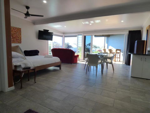 ArtHOUSE Beachfront Accommodation - Travel Search 3