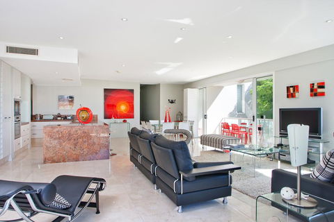 Artis, Noosa Heads - Tourism Guide 1