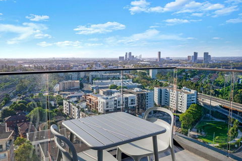 Luxury 1BR Apt With Stunning City Skyline Views - Cruises Travel 3
