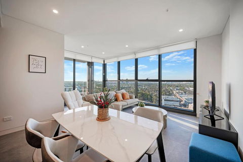 Luxury 1BR Apt With Stunning City Skyline Views - Cruises Travel 2