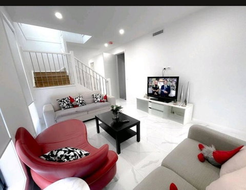 Luxury New 5 Bedroom 3 Bathroom+ Study/ Back Yd - Tourism Guide 0