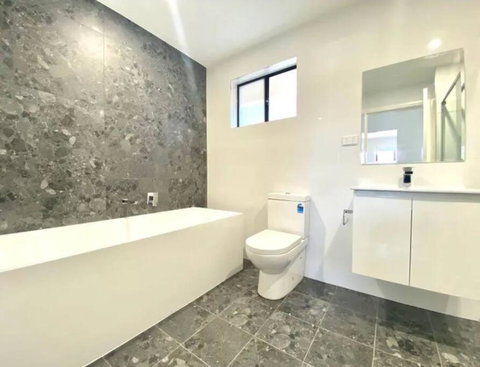 Luxury New 5 Bedroom 3 Bathroom+ Study/ Back Yd - Tourism Guide 3