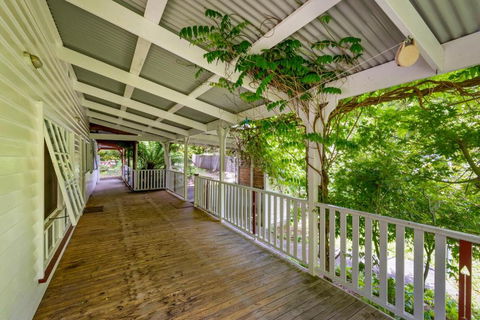 Magical Lucindale - Gorgeous 4 Bedroom House - Travel Search 1