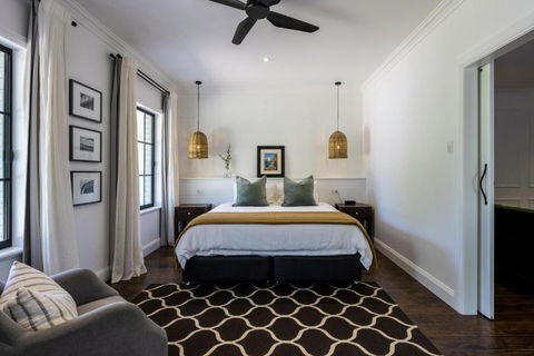 MAIN STREET RETREAT - King BRs, Comp Minibar, Breakfast Prov, Fireplaces - Tourism Guide 1