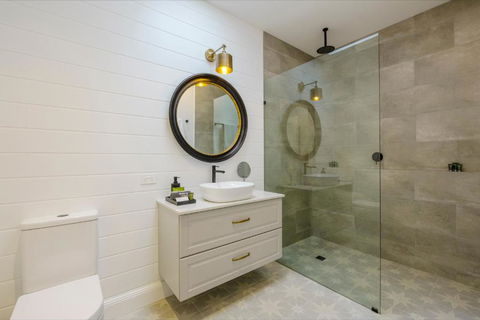 MAIN STREET RETREAT - King BRs, Comp Minibar, Breakfast Prov, Fireplaces - Tourism Guide 2