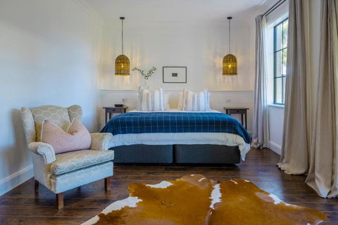 MAIN STREET RETREAT - King BRs, Comp Minibar, Breakfast Prov, Fireplaces - Tourism Guide 0