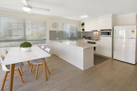 MAINSAIL8- MOOLOOLABA BEACH - Tourism Guide 0