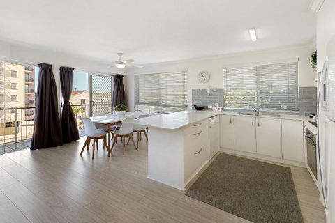 MAINSAIL8- MOOLOOLABA BEACH - Tourism Guide 2
