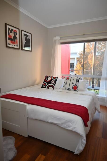 Mawson Red - Free Pool Access -Onsite Parking-Netflix-5 Mins To Mawson Interchange - Travel Search 3