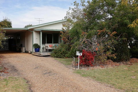 Mcrae Retro Beach House ! - Travel Agents 3