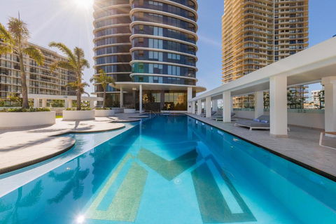 Meriton Suites Surfers Paradise - Tourism Guide 1