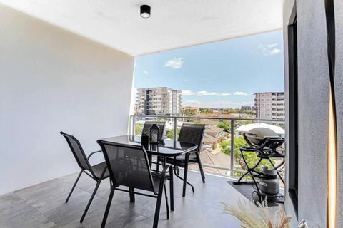 Modern 2-Bed 2-Bath - Walk To Hospital & Westfield - Travel Search 3