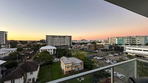 Modern 2-Bed 2-Bath - Walk To Hospital & Westfield - Travel Search 2