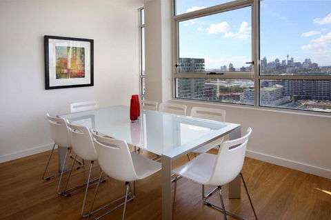 Moore To See - Modern And Spacious 3BR Zetland Apartment With Views Over Moore Park - Travel Search 1