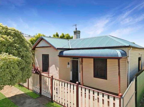 Milton House, Hamilton - Tourism Guide 0