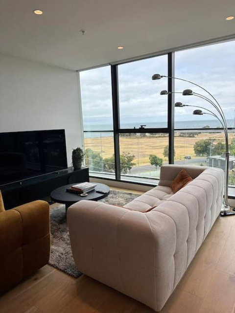 Modern 2 BRM Apt In Williamstown - Travel Agents 1