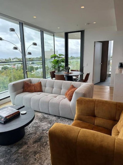 Modern 2 BRM Apt In Williamstown - Travel Agents 2