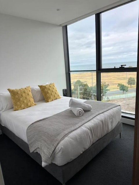 Modern 2 BRM Apt In Williamstown - Travel Agents 3