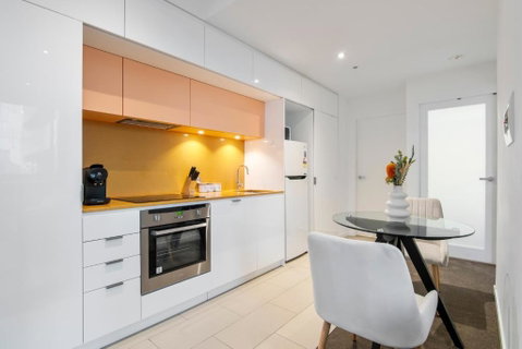 Modern 2BR Apt W City Views, Balcony & Wi-Fi - Tourism Guide 1