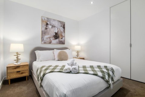 Modern 2BR Apt W City Views, Balcony & Wi-Fi - Tourism Guide 3