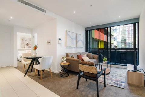 Modern 2BR Apt W City Views, Balcony & Wi-Fi - Tourism Guide 2