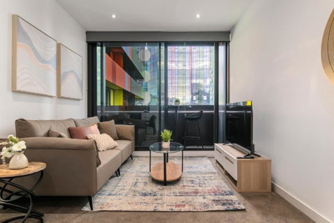 Modern 2BR Apt W City Views, Balcony & Wi-Fi - Tourism Guide 0