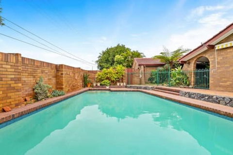 Modern Comfort Retreat 4Bed Cozy Haven W Pool - Travel Search 2