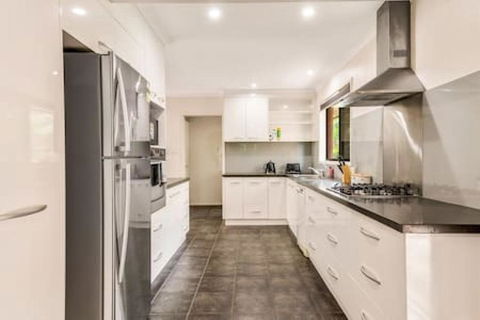 Modern Comfort Retreat 4Bed Cozy Haven W Pool - Travel Search 3