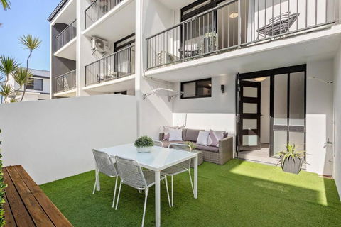 Modern Courtyard Oasis For Easy Beachside Living - Travel Search 0