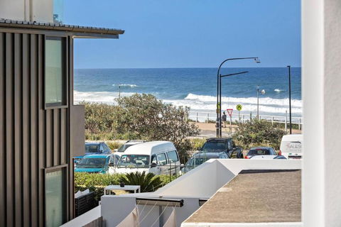 Modern Courtyard Oasis For Easy Beachside Living - Travel Search 1