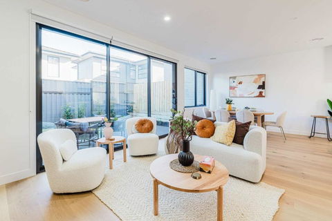 Modern Family Home 3BR In Box Hill North - Cruises Travel 0