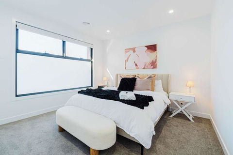 Modern Family Home 3BR In Box Hill North - Cruises Travel 1