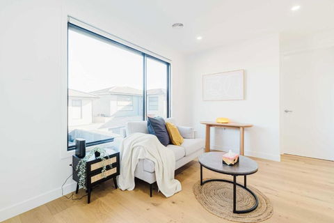 Modern Family Home 3BR In Box Hill North - Cruises Travel 2