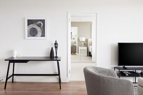 Modern Glamour I90 - Travel Search 2