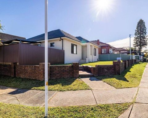 Modern Home In The Heart Of Bankstown - Tourism Guide 3