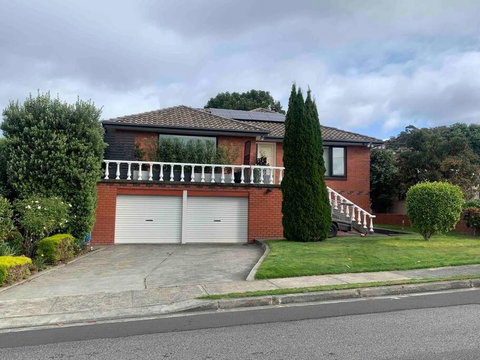 Modern Light Filled Home Near Beaches - Travel Agents 0