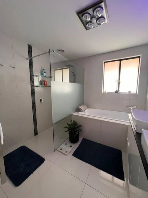 Modern Light Filled Home Near Beaches - Travel Agents 1