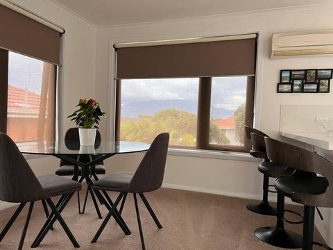 Modern Light Filled Home Near Beaches - Travel Agents 3