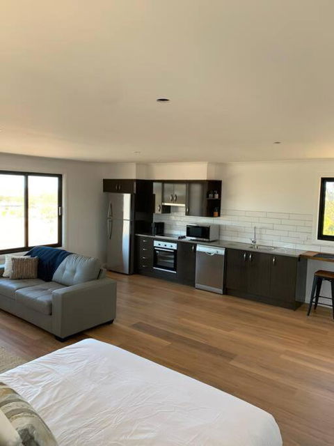 Modern Studio With Fabulous Views - Travel Agents 0