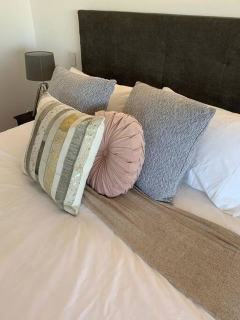 Modern Studio With Fabulous Views - Travel Agents 1