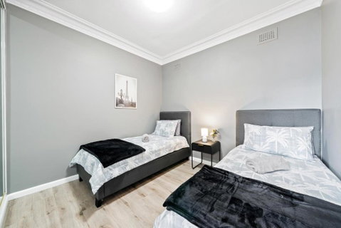 New 2 Bedroom House 500m To Mall With Free Parking - Tourism Guide 3