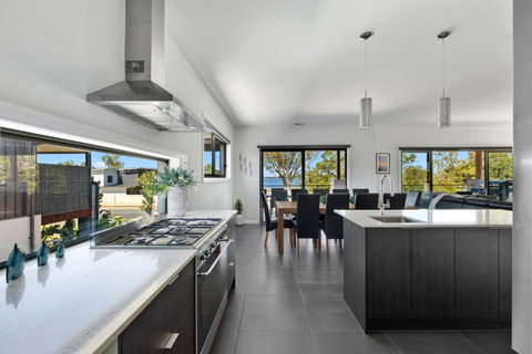 NEW - Sunrise Waters Holiday House - Tourism Guide 1