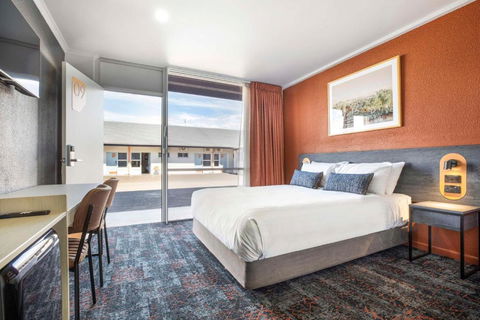 Nightcap At Horse & Jockey Hotel Warwick - Travel Search 0