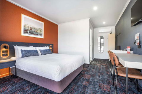 Nightcap At Horse & Jockey Hotel Warwick - Travel Search 3