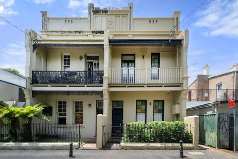 Newtown Nest - Chic Terrace Living Off King Street - Cruises Travel 3