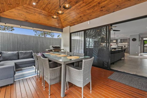 Northlakes Family Stay & Pool - Travel Search 3