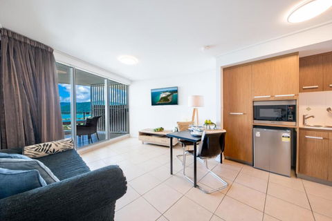Ocean Dreams On Airlie - Studio Apartment - Tourism Guide 3