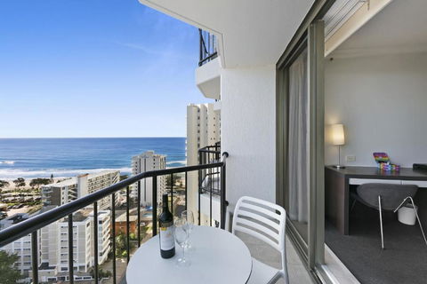 Ocean View 2-Bed Studio In The Heart Of Surfers - Tourism Guide 0